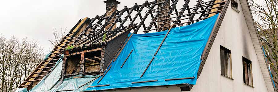 bâche de protection pour toiture : urgence, fuite